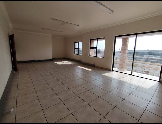 427M² WAREHOUSE TO LET IN AIRPORT PARK